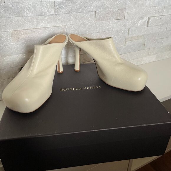Bottega Veneta Beige Lambskin Leather ‘BV Bold’ Mule Heels - Picture 1 of 14